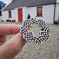 Broches écossaises traditionnelles à motif nœud celtique et cercle à carreaux pour châles, écharpes ou pulls – Vente en gros 2026