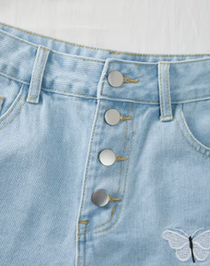 Shorts de mezclilla para mujer, lavado claro, con botones, dobladillo deshilachado y mariposa bordada - Product Image 3