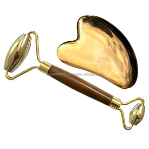 Ensemble de rouleaux de massage facial Gua Sha en laiton de luxe avec manche en bois et rouleau facial en métal doré pour sculpter la peau - Vente en gros - Product Image 1