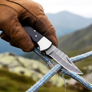 Cuchillo Plegable Artesanal de Damasco para Exteriores, Camping y Supervivencia, con Mango de Madera y Funda de Cuero, Logotipo Personalizado OEM/ODM - Product Image 3