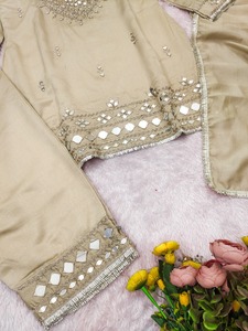 ชุดส่าหรีปักลายดีไซเนอร์ ผ้าไหมวิชิตร้า ประดับกระจกแท้ ดีไซน์หรูหราแบบอินเดียดั้งเดิม สำหรับทุกฤดูกาล แห้งเร็ว เหมาะสำหรับงานปาร์ตี้สำหรับผู้หญิง - Product Image 6