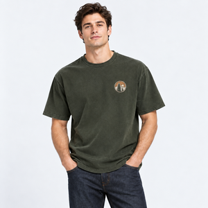 เสื้อยืดคอกลมแขนสั้นสีขาวสำหรับผู้ชาย ทรงปกติ ผ้าฝ้ายเจอร์ซีย์ 100% สวมใส่สบาย ระบายอากาศได้ดี เป็นมิตรกับสิ่งแวดล้อม โลโก้ด้านหน้าแบบถัก - Product Image 4