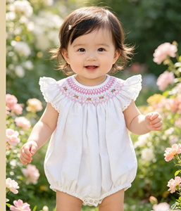 ชุดเดรสเด็กผู้หญิงแขนยาวผ้าฝ้ายลายดอกกุหลาบสีชมพู  ผ้าซีร์ซัคเกอร์สีขาว  ปักลาย  ระบายอากาศได้ดี  เป็นมิตรกับสิ่งแวดล้อม  คอลเลคชั่นสำหรับเด็กผู้หญิง - Product Image 4