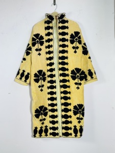 Chaqueta Larga de Terciopelo Amarillo con Bordado Suzani |   Abrigo Bohemio Floral Hecho a Mano |   Ropa de abrigo artesanal de estilo folclórico |   Ropa Festiva Impresionante - Product Image 1