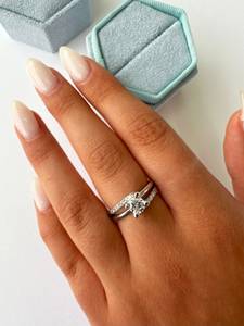Bague en moissanite à double bande et tige fendue, coupe ronde, en argent 925 pour femme, cadeau idéal pour anniversaire ou promesse pour les amoureux - Product Image 2