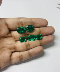 พลอยมรกตสีเขียวทรงรีเจียระไนแบบหลวม ราคาถูก สำหรับทำเครื่องประดับ ได้รับการรับรองจาก IGI - Product Image 3