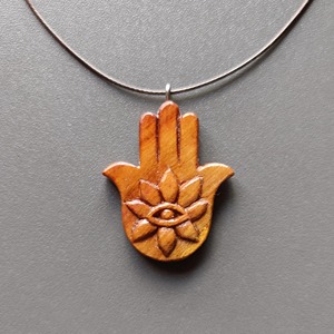 Colgante de madera con diseño de mano de Hamsa, ojo y flor, hecho de madera natural para decoración del hogar o fabricación de joyas - Product Image 6
