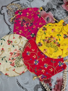 Mini sac Potli de créateur pour femme, broderie de perles multicolores, fermeture à cordon de haute qualité, idéal pour mariage, fête, cadeau, ou pour la garde-robe - Product Image 2