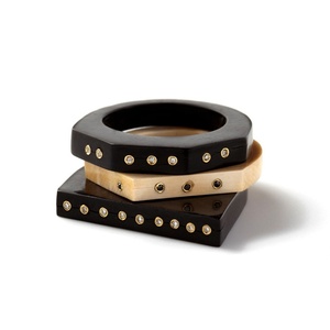 Bracelets élégants en résine et en bois pour des bijoux classiques - Product Image 2