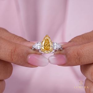 Anillo de Diamante Cultivado en Laboratorio Color Amarillo Canario con Piedras Laterales Blancas en Forma de Pera, Anillos Anchos con Micropavé en Oro Amarillo, Anillo de Lujo de Dos Tonos - Product Image 5