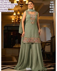 Ensemble Sharara brodé Bandhani en crêpe et soie, style traditionnel, pour mariage, fête, occasion spéciale, longueur au sol - Product Image 4