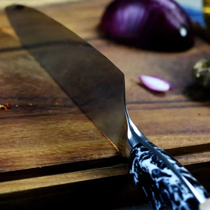Collection de couteaux de chef faits à la main en acier Damas, forgés avec des lames affûtées et confortables, pour une cuisine élégante. - Product Image 2