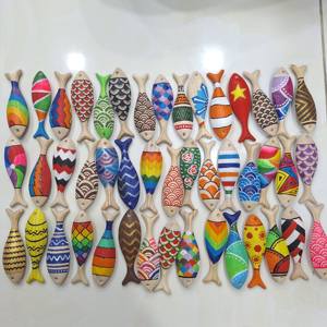 Peces de madera pintados a mano de primera calidad para decoración del hogar y exhibición artística - Product Image 3