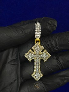Colgante Gótico de Dos Tonos con Cruz y Diseño de Flor de Lis, Moissanita VVS, Chapado en Oro de 14K sobre Plata de Ley, Joyería Fina de Lujo para Hombre - Product Image 2