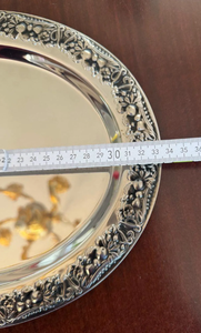 Assiette de présentation vintage en métal avec des bords découpés uniques, idéale pour organiser des dîners spéciaux, des mariages ou des réunions de famille. - Product Image 4