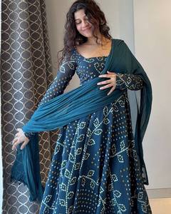 Robe traditionnelle bleue pour femmes, longue jusqu'au sol, imprimée, coupe ample, tenue de mariage, style indien pakistanais, coton extensible, toutes saisons - Product Image 3