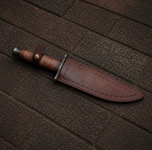 Couteau de chasse à lame fixe en acier Damas, pointe tombante, bord dentelé, manche en bois, étui en cuir, longueur totale de 12 pouces - Product Image 5