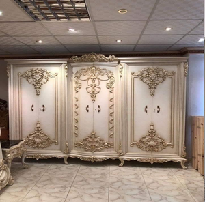 Armoire en bois à quatre portes de luxe, décorée de fleurs peintes à la main et d'éléments dorés, disponible à prix de gros. - Product Image 3