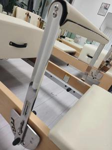 Machine de Pilates Reformer Commerciale Haut de Gamme de Luxe avec Logo Personnalisé, en Bois, pour Studio, avec Grande Plateforme et Cadre Robuste, pour Entraînement de Base et <span class=keywords><strong>Yoga</strong></span> - Product Image 3