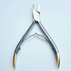 Coupe-cuticules professionnel à ressort durable avec verrouillage, couleur or, extra-affûté, fabriqué en acier inoxydable japonais. - Product Image 3