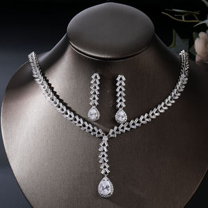 AMBER JEWELS Ensemble de bijoux de luxe unisexe en diamant, collier pendentif taille poire avec pierres latérales taille baguette, en argent plaqué or, style vintage, diamants de laboratoire - Product Image 2