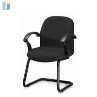 Chaise de bureau visiteur à dossier mi-haut au design moderne avec base en acier, rembourrage en mousse PU haute densité, accoudoirs fixes et revêtement noir thermolaqué