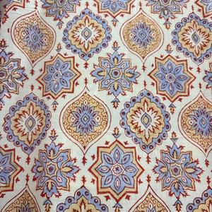 เดรสสั้นทรงทูนิค คอวี แขนสามส่วน แต่งระบายลูกไม้  ผ้าฝ้ายแท้ 100%  ลายพิมพ์ดอกไม้แบบแฮนด์บล็อก  ทำมือ เป็นมิตรต่อสิ่งแวดล้อม สีธรรมชาติ - Product Image 4