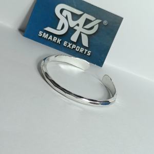 Bracelet manchette en laiton plaqué argent martelé, ajustable, style Kada ouvert, artisanat métallique fait main, bijoux minimalistes unisexes, vente en gros - Product Image 1