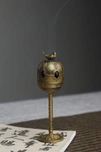 Brûleur d'encens en métal noble, exprimant raffinement et goût dans la décoration intérieure - Product Image 3