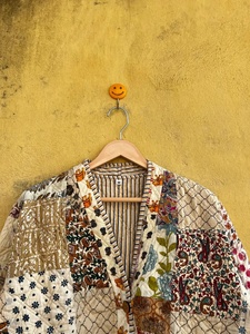 Chaqueta de algodón acolchada con patchwork para mujer, cuello en V, botones al frente, abrigo corto de invierno, estilo bohemio clásico - Product Image 3