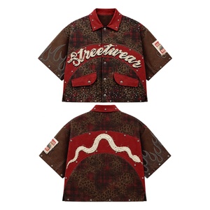 Chemise streetwear pour homme, patchwork, col rabattu, imprimé léopard rouge, broderie logo avant, style automne, style USA, mode américaine - Product Image 1