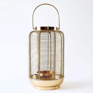 Porte-bougie en métal doré classique de qualité supérieure, ensemble de porte-bougie modernes et luxueux pour la décoration de la maison et des mariages à prix avantageux - Product Image 1