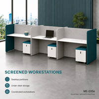Poste de travail moderne en bois pour 3 personnes avec panneaux gris hauts et piliers de rangement mobiles pour bureaux à aménagement ouvert
