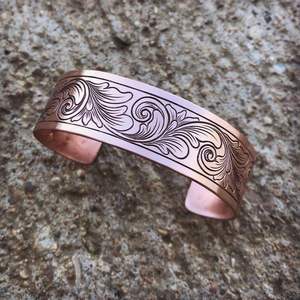 Brazalete Abierto SOFIYA CRAFT con Patrón Geométrico, Bañado en Cobre Antiguo, Brazalete Moderno para Mujer - Product Image 6