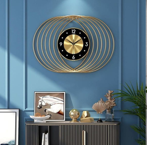 Grand horloge murale dorée en métal avec des rayons superposés inspirés des feuilles. Une pièce maîtresse luxueuse disponible à prix de gros. - Product Image 3