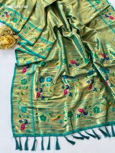 Ensemble de Saree en Soie de Luxe avec Bordure Pallu Ornée de Motifs Traditionnels Zari Butti et Floraux sur Toute la Surface - Product Image 6