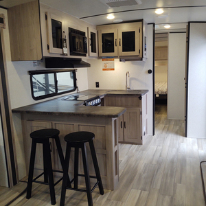 รถพ่วงคาราวานทันสมัยแบบกำหนดเอง น้ำหนักเบา พร้อมห้องครัว ห้องน้ำ พื้นที่นอนสำหรับ 2 คน สำหรับกิจกรรมกลางแจ้ง - Product Image 5