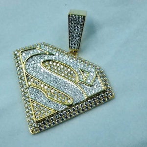 Colgante Escudo de Superman de Lujo con Moissanita Iced Out, Plata 925 Bañada en Oro de 18K, Corte Brillante Redondo, Amuleto Temático Unisex - Product Image 2