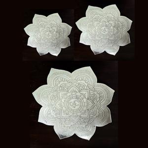 ถาดเหล็กตกแต่งงานฝีมือคุณภาพสูงสำหรับพิธีบูชา ดีไซน์ลายดอกไม้ เคลือบเงิน เหมาะสำหรับเป็นของขวัญในงานพิธีต่างๆ จำหน่ายราคาส่ง - Product Image 5