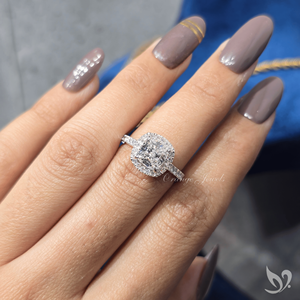 Anillo de compromiso de oro blanco de 10K con halo de diamantes cultivados en laboratorio de corte cojín de 2 quilates, certificado IGI, y banda pavé. - Product Image 3