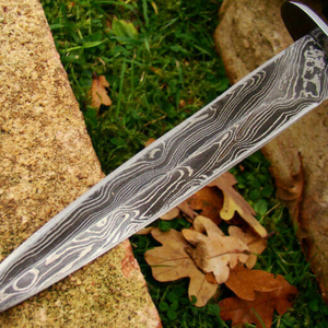 Couteau de chasse artisanal en acier Damas avec manche en acier argenté, lame fixe à motifs, étui en cuir marron - Product Image 6