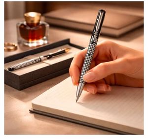 Coffret Cadeau Parker Edition Spéciale Vector, Stylo Roller à Finition Chromée avec Porte-clés Parker, Idéal pour Offrir, Cadeau Élégant pour - Product Image 3