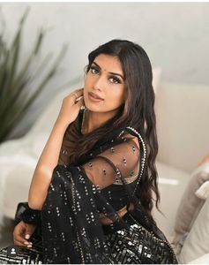 Traje Étnico Indio para Bodas y Eventos Festivos, Lehenga Choli con Lentejuelas y Bordado Zari, Atuendo Elegante y Moderno para Mujer - Product Image 5