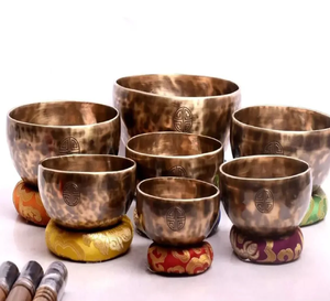 Juego de siete cuencos tibetanos de latón antiguo con símbolos grabados y cojines de anillo, disponible a precios de mayorista. - Product Image 1