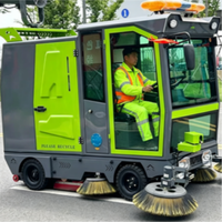 Balayeuse routière pour les places extérieures des centres commerciaux, capable de nettoyer les gobelets en papier, les sacs en plastique et les déchets quotidiens.