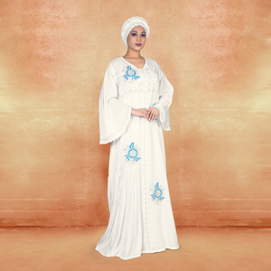 Kaftan en rayonne élégant avec broderies, détails en dentelle contrastante, manches évasées, empiècements doux, robe modeste pour l'Aïd, le Ramadan et le quotidien - Product Image 5