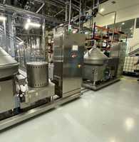 Moderne apparatuur voor de verwerking van smaakvolle sappen voor de productie van gearomatiseerde dranken door middel van meng-, mix- en homogenisatiemachines