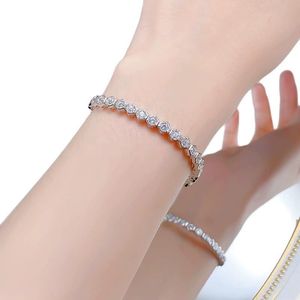 Bracelet en argent S925 minimaliste, tendance et haut de gamme, avec motif nid d'abeille et entièrement serti de diamants Moissanite - Product Image 4