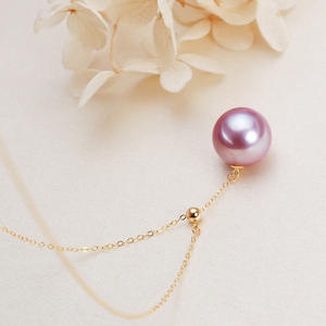 Pendentif en perle d'eau douce violette Zhuji 11-12 mm avec une forte luminosité, des défauts discrets et une chaîne Chopin en or 18 carats en forme de Y, vente en gros - Product Image 3