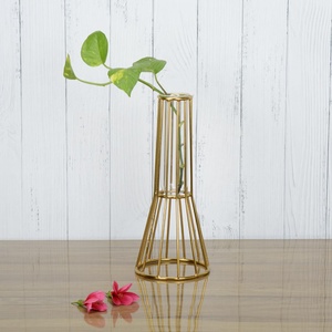 Vase de table moderne en métal industriel Gallery Edit avec tube en verre, hauteur 26 cm, noir, porte-fleurs décoratif - Product Image 3